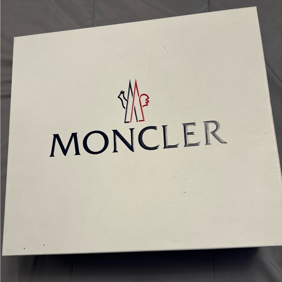 100 % Authentic Moncler Boots size 9. Brand new. Never Worn. Dust bag included - Picture 4 of 5